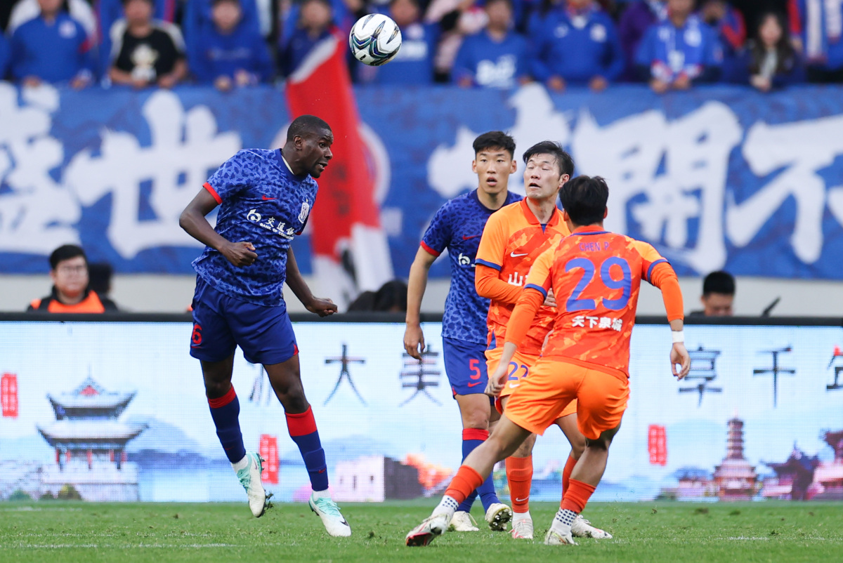 河南建业主场惨败山东泰山,失去三分 河南建业主场惨败山东泰山,失去三分