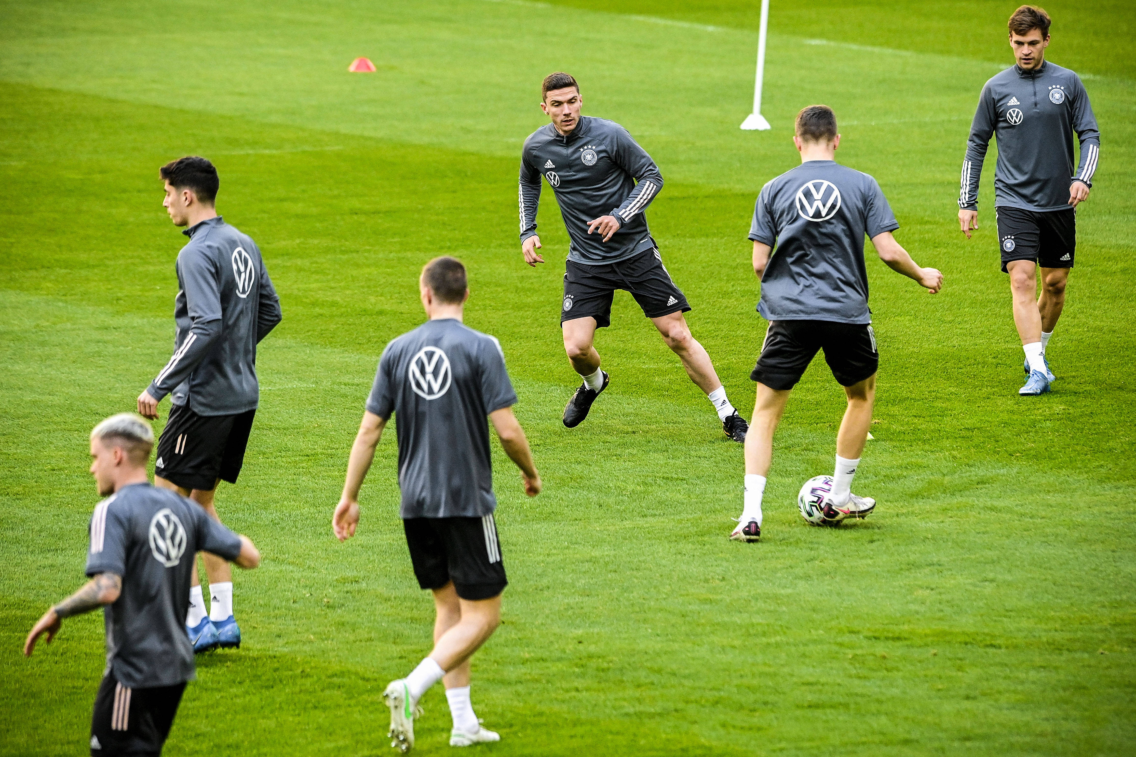 足球运动装备，球员们精心备战比赛的简单介绍