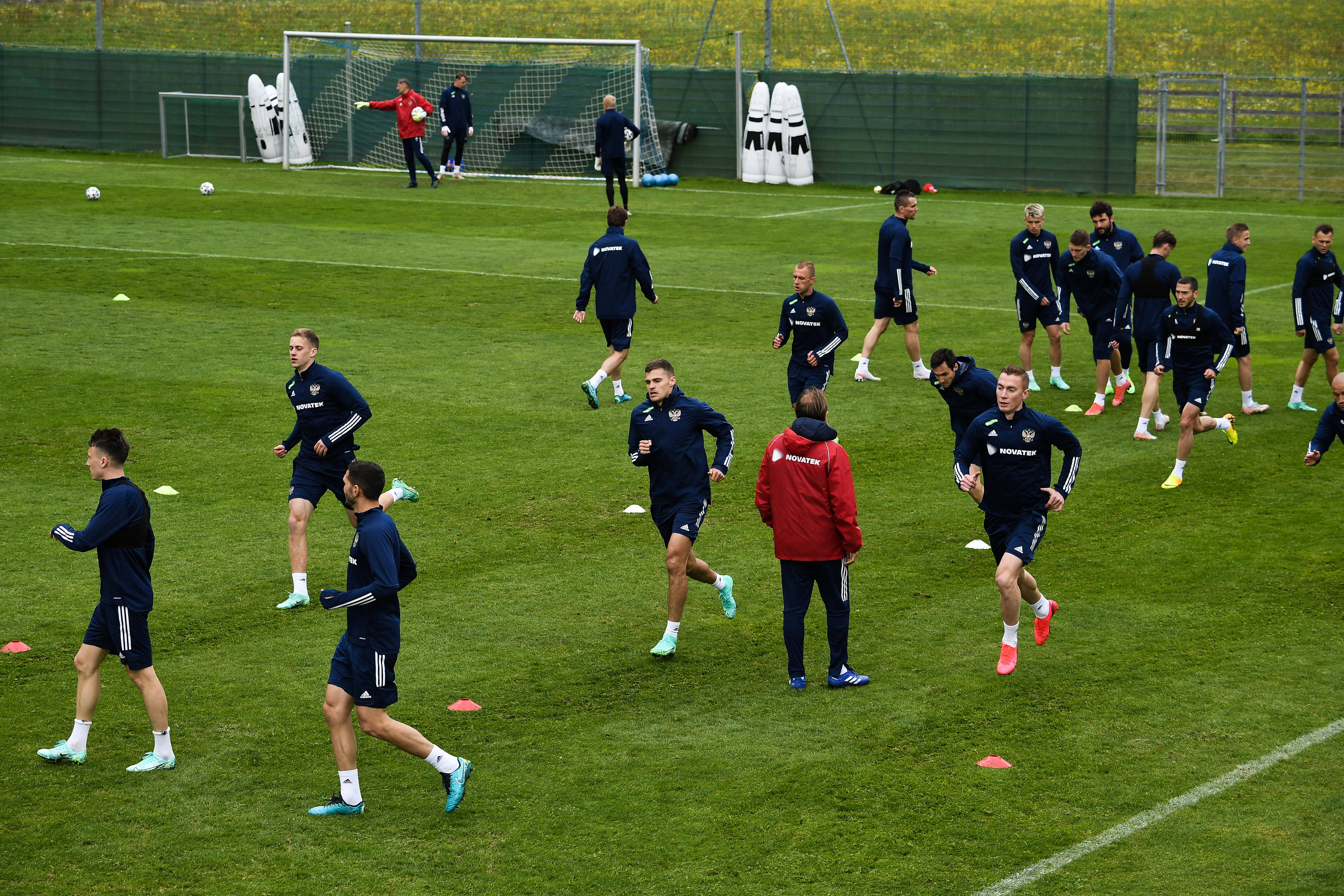 足球运动装备，球员们精心备战比赛的简单介绍