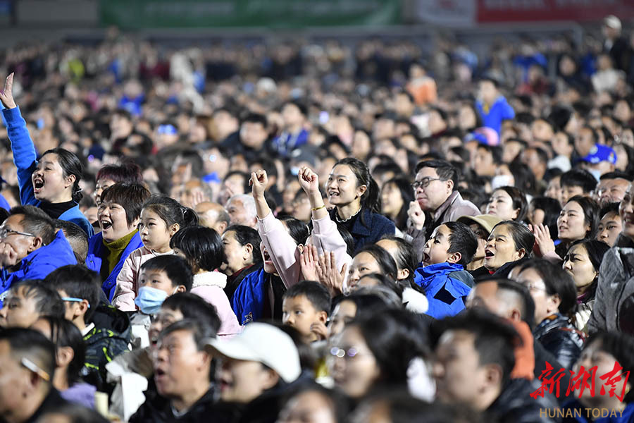 关于主场球迷高唱助威歌,氛围震撼的信息 关于主场球迷高唱助威歌,氛围震撼的信息